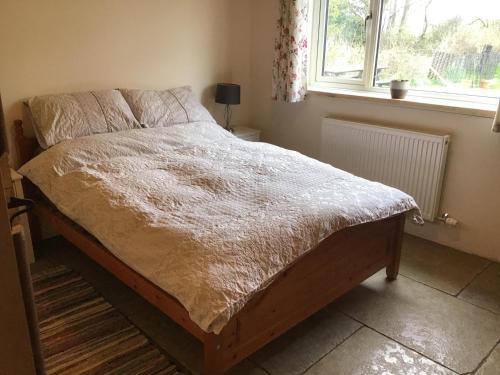 赫里福德Beautiful 1-Bed Lodge in Clifford Hereford的卧室内的一张床铺,带窗户