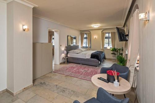 德累斯顿Cosel Palais Appartement的客厅配有沙发和桌子