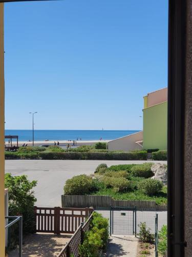 纳博讷普拉日Appartement T2 27m² meublé, vue mer à 50m de la plage的从大楼的阳台上可欣赏到海滩景色