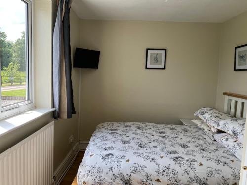 克鲁Yew Tree Bungalow, Onneley, Cheshire的一间小卧室,配有床和窗户