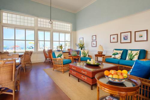 阿瓦隆圣廷苑酒店的客厅配有蓝色的沙发和桌子