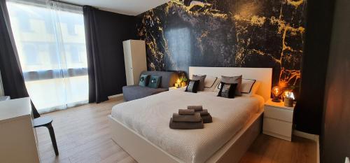 帕多瓦TokiTakai Collection的卧室配有带棕色枕头的大型白色床