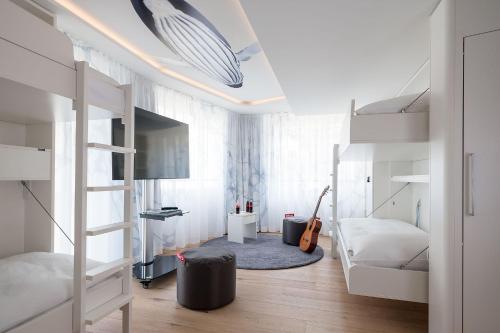 菲茨瑙Neuro Campus Hotel的一间卧室设有两张双层床和吉他。