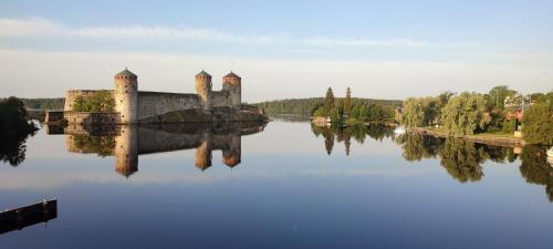 萨翁林纳Mäntylinna的城堡,坐在水体上