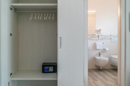 利尼亚诺萨比亚多罗Hotel Centrale的白色的浴室设有水槽和卫生间。