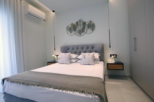纳夫普利翁Ioanna's Suite的卧室配有一张带白色床单和枕头的大床。