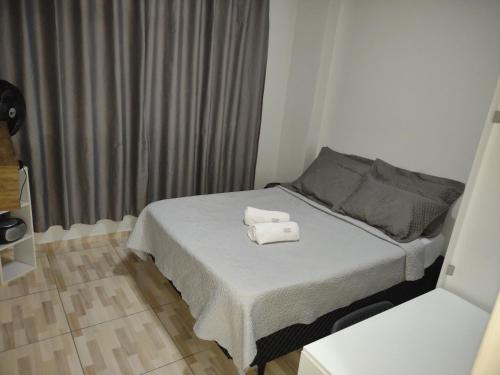 圣若泽Kitnet calma的一间卧室配有一张床,上面有两条毛巾