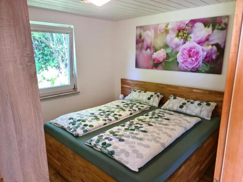 霍尔斯泰因地区诺伊斯塔特Bärenklau的一间卧室设有一张床和一个窗口
