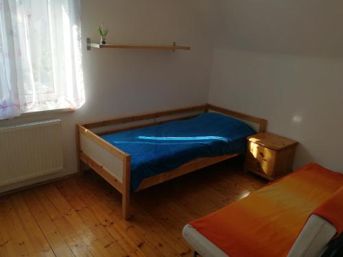 林茨Doppelhaushälfte mit Garten的一间小卧室,配有一张床和一张桌子
