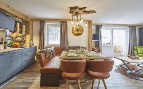 萨尔巴赫Saalbacher Perle Top 3 Luxury Apartment的厨房以及带桌椅的用餐室。