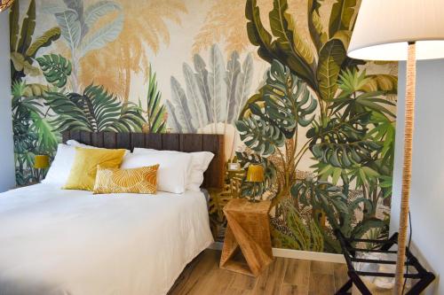 卡斯特努沃德加尔达Bed and Breakfast Le Giale的卧室拥有壁画植物