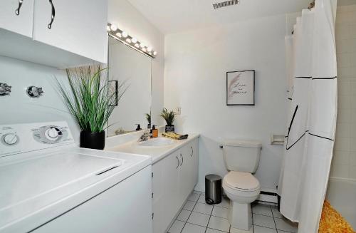 斯托纳姆51 Chemin de la Corniche的白色的浴室设有卫生间和水槽。