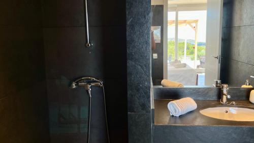 蓬塔格罗萨Villas Tin Coves Noves的一间带水槽和镜子的浴室
