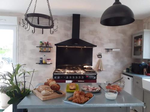 希特奈La Petite Salamandre的厨房配有炉灶和一束面包