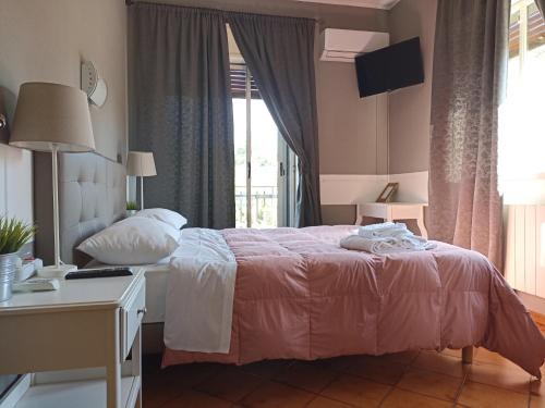 马斯卡卢恰Massalargia的一间卧室配有一张床、一张书桌和一个窗户。
