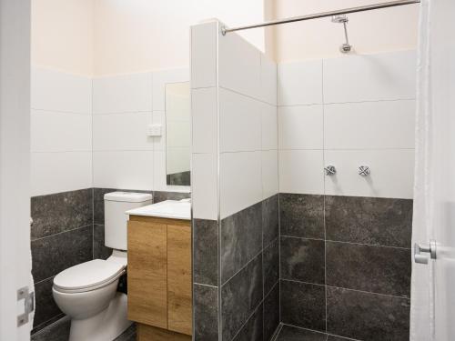 布里斯班Inala Hotel的一间带卫生间和淋浴的浴室