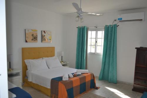 科连特斯Pai Pajarito的一间卧室设有一张床和一个窗口