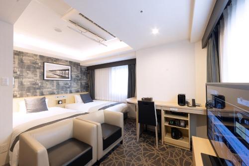 名古屋名古屋锦酒店阿科特尔酒店的酒店客房配有两张床和一张书桌