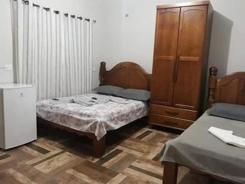 拉戈伊尼亚Pousada do Gelão的一间小卧室,配有一张床和一个梳妆台