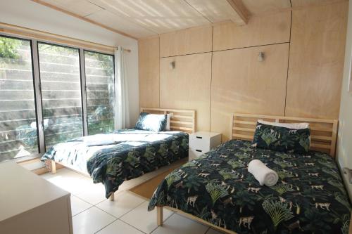 Cowan Cowan卡万卡万吉特度假屋的一间卧室设有两张床和窗户。