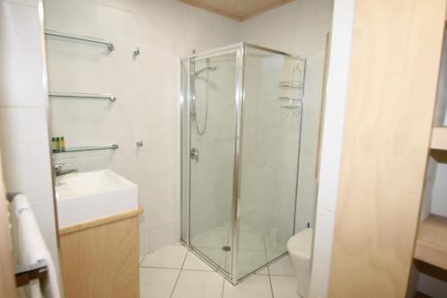 Cowan Cowan卡万卡万吉特度假屋的带淋浴、卫生间和盥洗盆的浴室