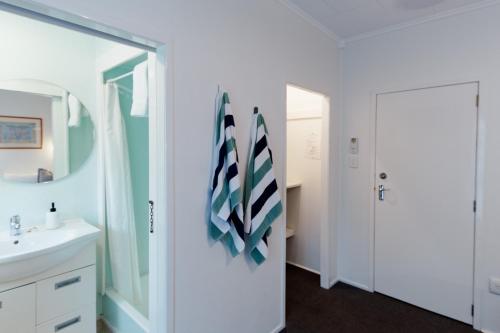 怀蒂昂格奥特亚罗瓦旅舍的一间带水槽和镜子的浴室