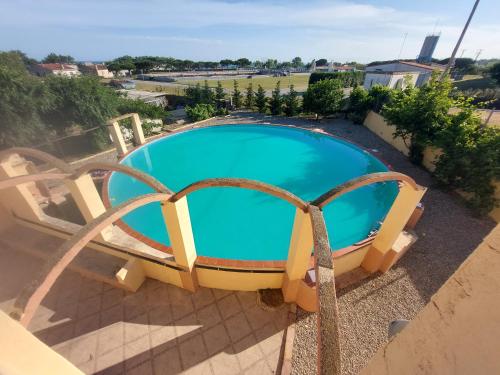 马斯诺Masia La Bomba的阳台享有游泳池的顶部景致