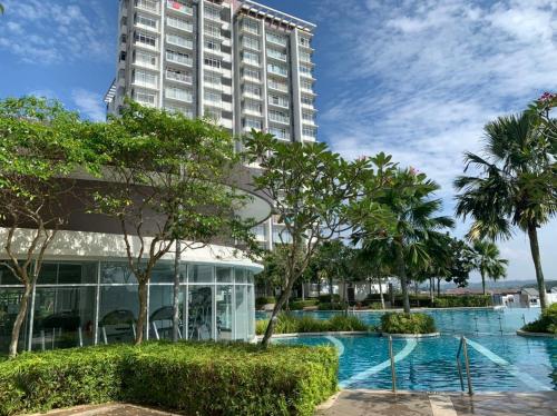 普特拉贾亚Dwiputra Presint 15 at Putrajaya的大楼前设有游泳池的酒店