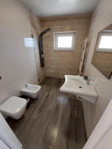 São Sebastião da FeiraOlhar Sobre o Alva - Turismo Rural e Sabores的一间带两个盥洗盆和卫生间的浴室