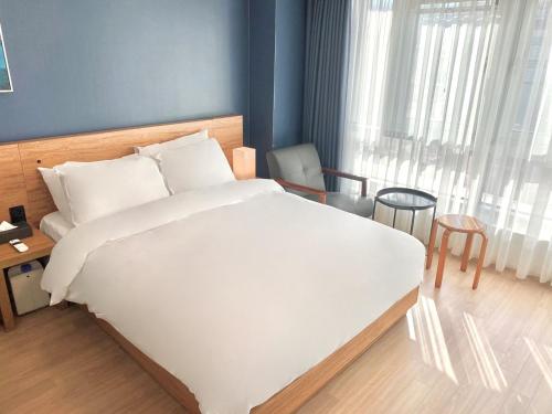 束草市Chungchoho Best Hotel的卧室配有一张白色大床