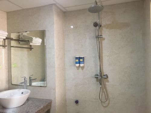 格卢市社Khách sạn NHẬT MINH Cửa Lò的带淋浴和盥洗盆的浴室