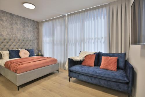 Cozy and stylish 1-bedroom apartment客房内的一张或多张床位