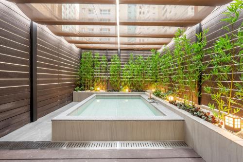 釜山Hotel Foret The Spa的花园内的热水浴池