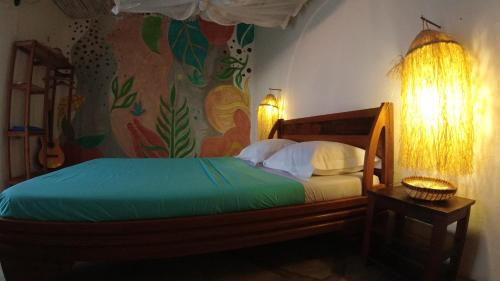 贝岛Corto Novo Maison d'hôtes-Camping的一间卧室配有一张壁画床