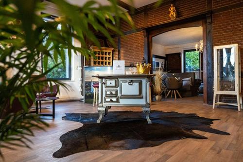 贝格卡门Hotel Kronenkurve的客厅铺有木地板,配有桌子
