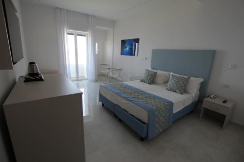 卡斯特拉玛雷帝斯达比亚Hotel Lucia的一间小卧室,配有床和窗户