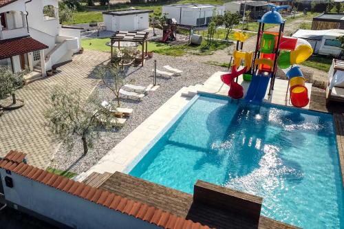 班约勒Luxury home Alpha, pool, camp Volme - nearby Kamenjak的一个带滑梯和游乐场的游泳池