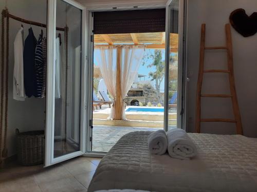 Glinado NaxosJanakos View Apartment with Private Pool的一间卧室设有一张床和一个滑动玻璃门