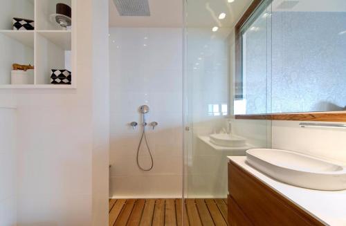 荷兹利亚WONDERFUL LUXURY VILLA AT HERZLIYA PITUACH的一间带玻璃淋浴和水槽的浴室