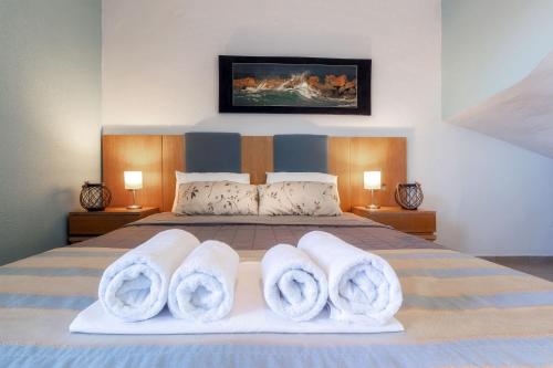 佩科霍里卡普索霍拉旅馆的一间卧室配有带毛巾的床