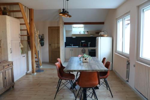 阿勒瓦尔la maison du haut de Freydon Ambiance Scandinave的厨房以及带桌椅的用餐室。