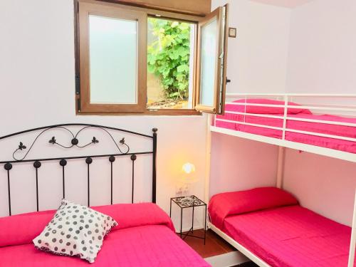 苏安塞斯Apartamentos Casa Carmen的一间卧室设有两张双层床和一扇窗户。