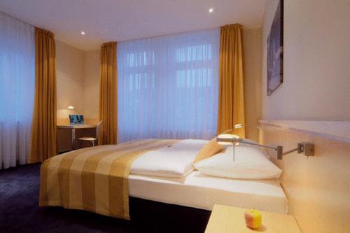 费尔贝特罗勒德宾馆的酒店客房设有床和窗户。