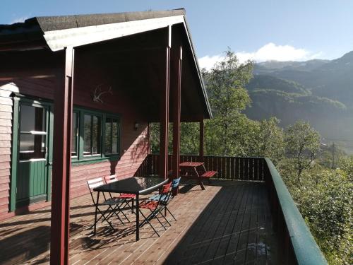 米达尔Reinunga Eco Hytta - Mountain lodge near Myrdal accessible only by train or bike的房屋设有1个带桌椅的甲板