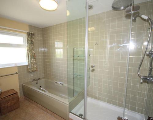 波尔泽斯Upper Gren的带淋浴、浴缸和盥洗盆的浴室