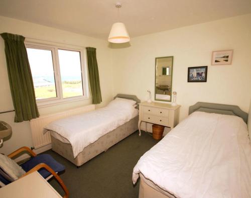 波尔泽斯Upper Gren的一间卧室设有两张床和窗户。