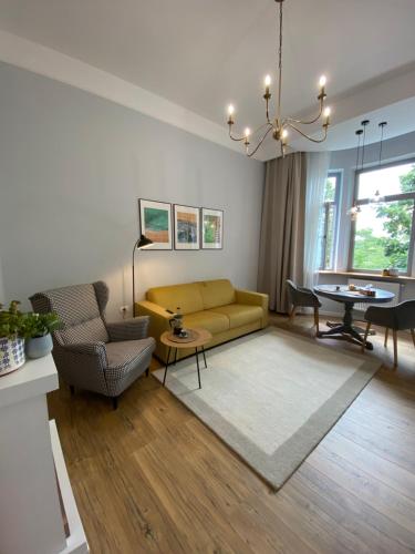 康斯坦察Cozy Flat 5的客厅配有黄色的沙发和桌子