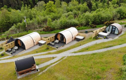 比尤利Highland Premier Glamping Pods的一组帐篷在野外的顶部景观