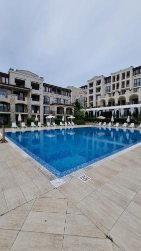 索佐波尔Green Life Beach Resort- Апартамент Фемили 2的大楼前的大型游泳池