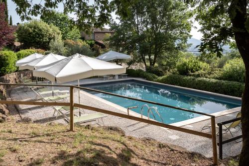 马焦内里泰拉迪萨酒店的一个带两把遮阳伞和泳池景的游泳池